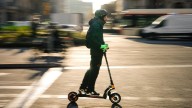 ¿Repartir el correo en Cáceres montado en un patinete eléctrico? Esta es la novedosa idea