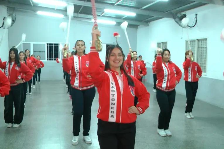 Las bastoneras de la Guardia del Paraná busca fondos para ampliar y techar el salón de ensayos