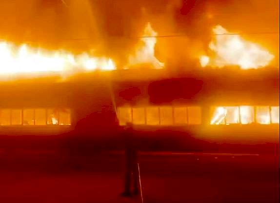 Incendio destruye edificio en Anáhuac