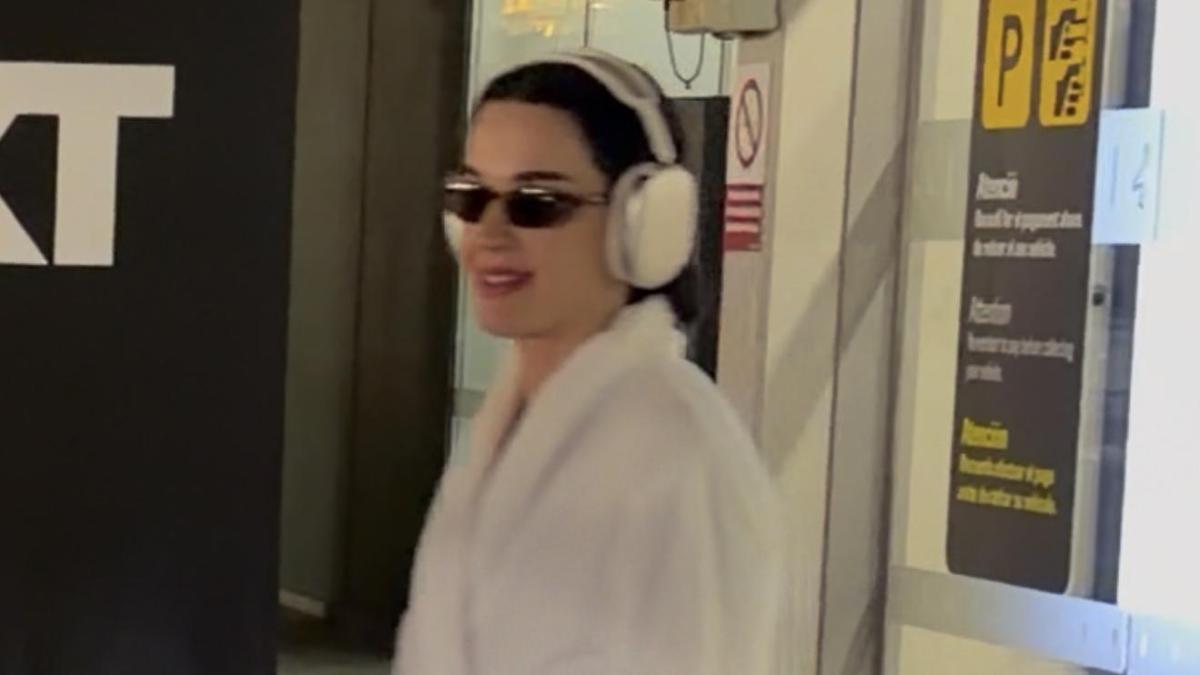 Katy Perry aterriza en Barcelona en chanclas y albornoz