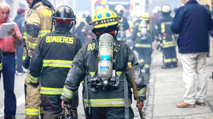 Incendio afecta a varias casas en El Bosque generando gran columna de humo