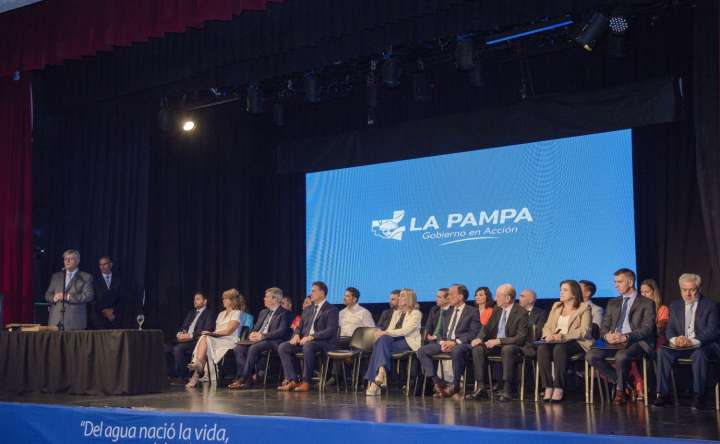 En medio del fuego amigo, solo hay un cambio (obligado) en el gabinete provincial