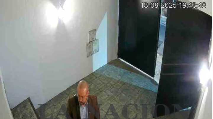 Spagnuolo muy comprometido: aparece saliendo con una mochila de la casa de un operador de los laboratorios