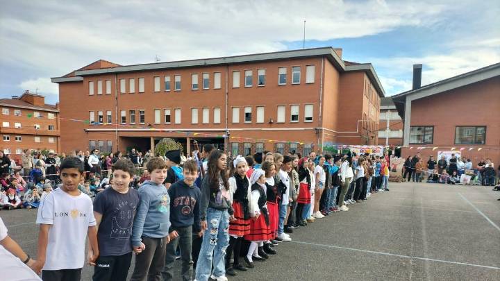Desfile, bailes tradicionales, castañas y sidra dulce: así fue el amagüestu del colegio Severo Ochoa de Gijón