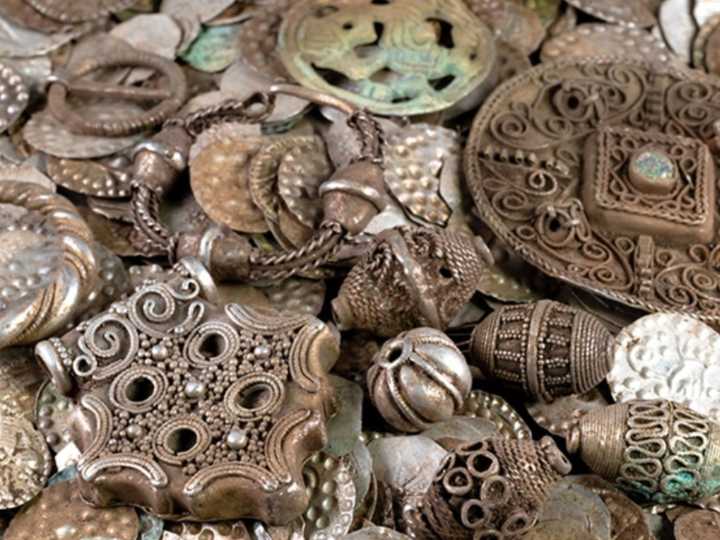 Buscaba lombrices para pescar y encontró uno de los mayores tesoros medievales