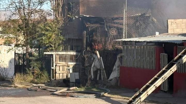 Incendio consume vivienda en la colonia Díaz Ordaz