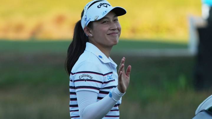 Jeeno Thitikul pulls away and leads Nelly Korda by 6 in LPGA finale