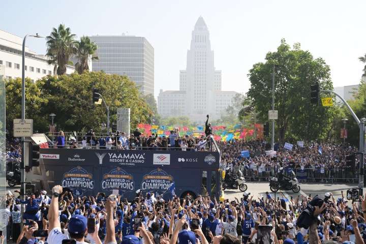 Los Ángeles se viste de azul y blanco para celebrar a los campeones Dodgers