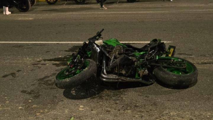 Motociclista es prensado contra un taxi y un camión por invadir carril en avenida de Puebla