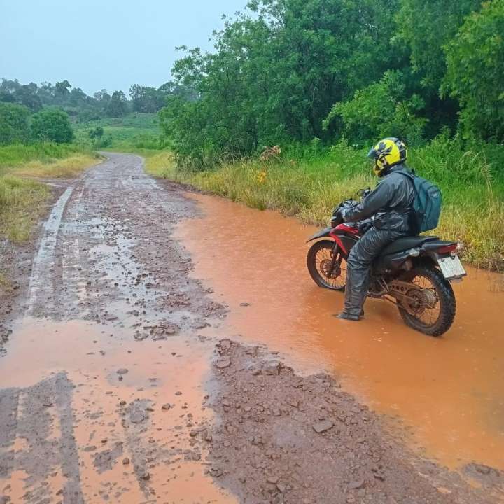 Bajo lluvia y barro: el esfuerzo de los maestros para llegar a las escuelas en la jornada del Aprender