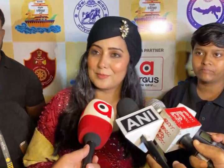 Harshdeep Kaur performs at Odisha's Baliyatra 2025