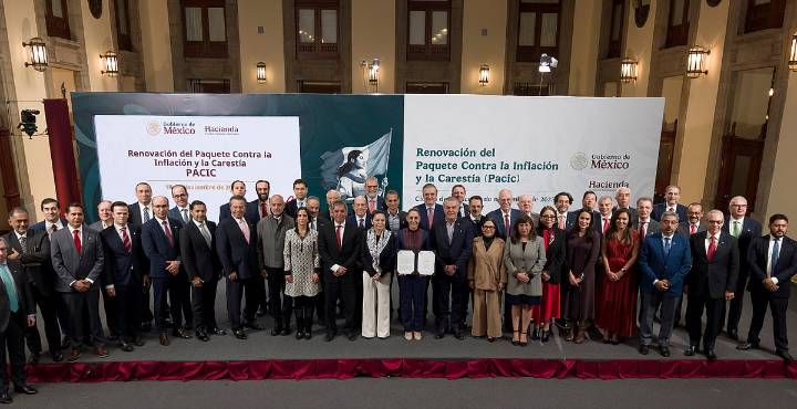 Firma Sheinbaum convenio para mantener precio de la canasta básica en $910