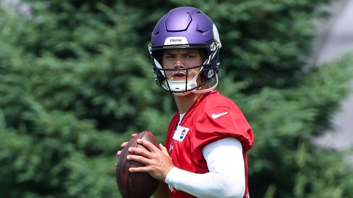 Vikings’ JJ McCarthy wearing bandage for injured throwing hand at practice