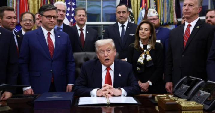 Donald Trump firma la ley que pone fin al cierre más largo del gobierno de Estados Unidos