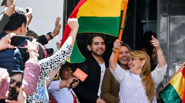 Jeanine Áñez es liberada tras cuatro años y ocho meses de cárcel 6 de noviembre de 2025 | Internacional Aseguró que el tiempo en prisión fue "muy duro, muy doloroso", pero que aprendió a tener "la fue