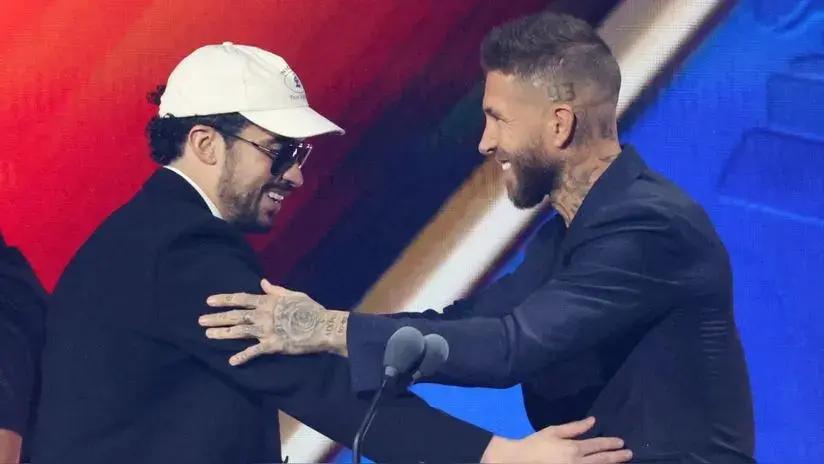 Latin Grammy 2025: Bad Bunny recibe el primer gramófono de la noche de manos de Sergio Ramos