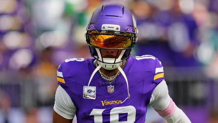 Vikings' Justin Jefferson defends struggling J.J. McCarthy