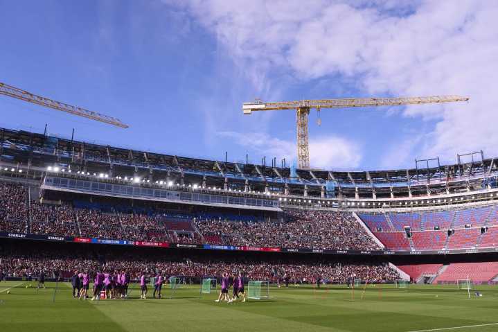 Barcelona vuelve a abrir su estadio dos años y medio después