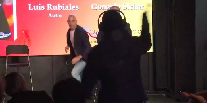 Lanzan huevos a Luis Rubiales durante la presentación de su libro en Madrid: ha sido su tío