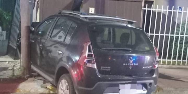 Chocó contra dos casas en Córdoba y su familia atacó a la Policía