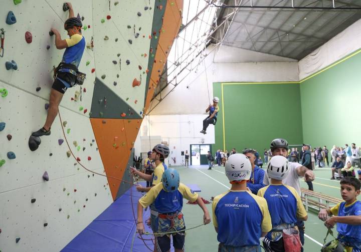 El rocódromo de Villaviciosa abre sus puertas con el reto de potenciar la cantera