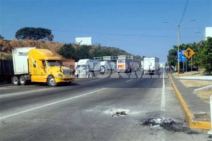 Suman campesinos cuatro días  de bloqueos carreteros