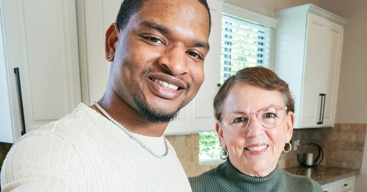 10 years after accidental text, Wanda and Jamal are still spending Thanksgiving together