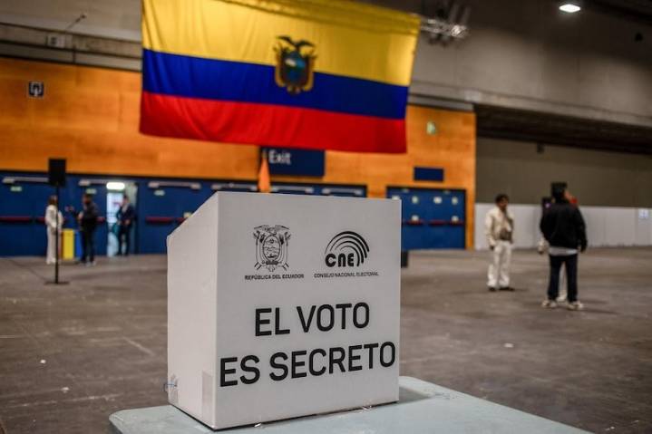 Ecuador: Inicia votación de referéndum y consulta popular