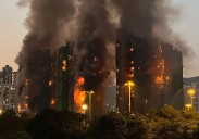 Un incendio en un área de rascacielos en Hong Kong causa al menos cuatro muertos