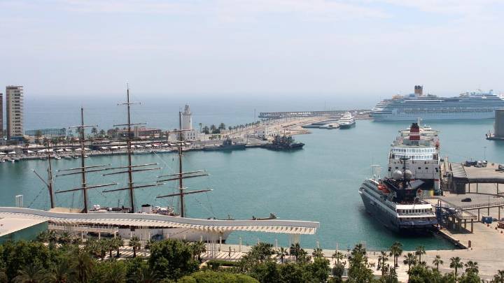 Remolcan hasta Málaga un buque a la deriva cuya tripulación tenía escasez de provisiones