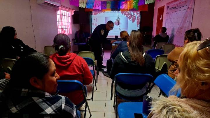 Imparte policías municipales del grupo DARE talleres para padres en escuelas del municipio