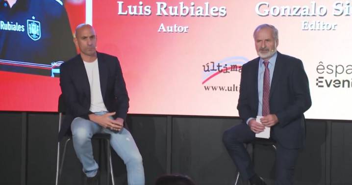 Luis Rubiales vive momento de alta tensión tras ser atacado con huevos por un espontáneo (VIDEO)