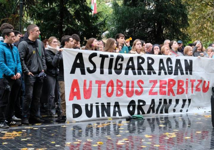 Vecinos de Astigarraga piden «un servicio de bus digno» ante la Diputación