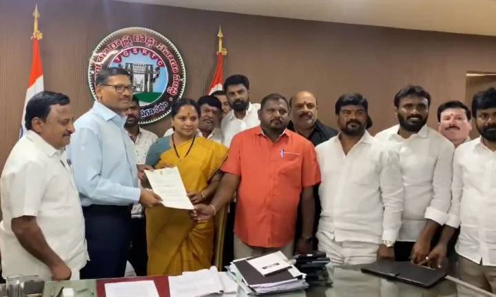 Kavitha Demands Reinstatement of 1,300 Dismissed RTC Workers, Flags Safety Issues with Hire Buses