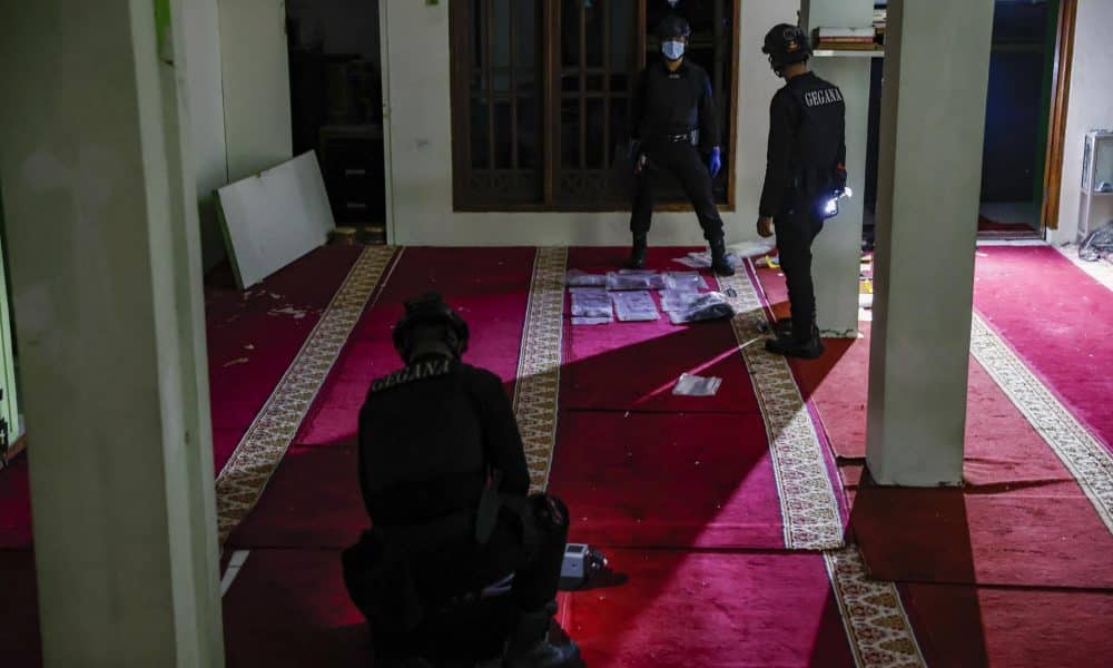 La Policía investiga a un estudiante por explosión en mezquita indonesia con 54 heridos