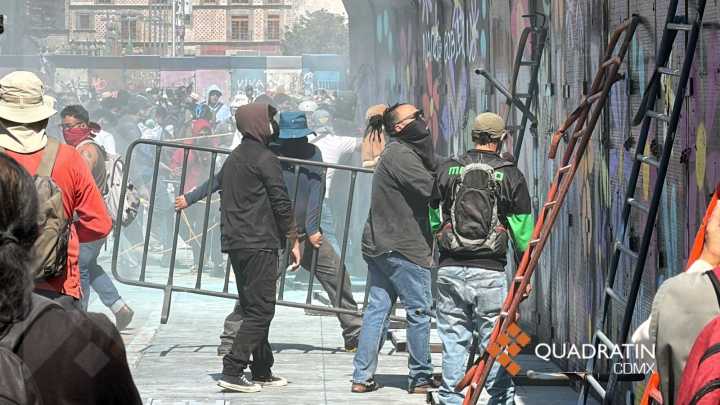Se registra caos en el Zócalo con palacio amurallado