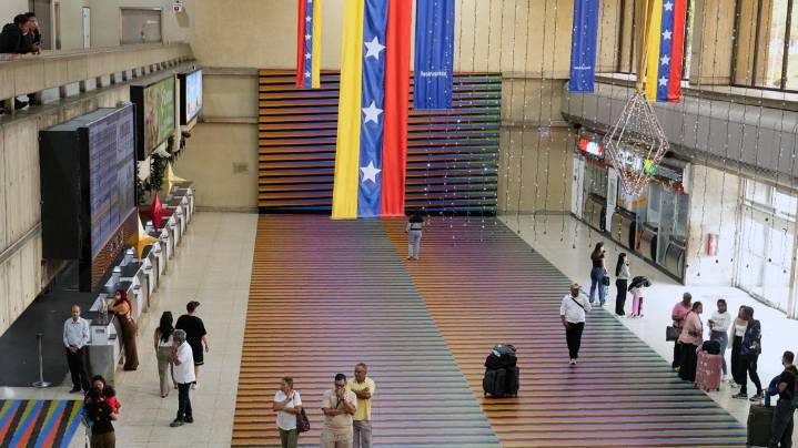 Airlines cancel flights to Venezuela after FAA warns of worsening security, military activity