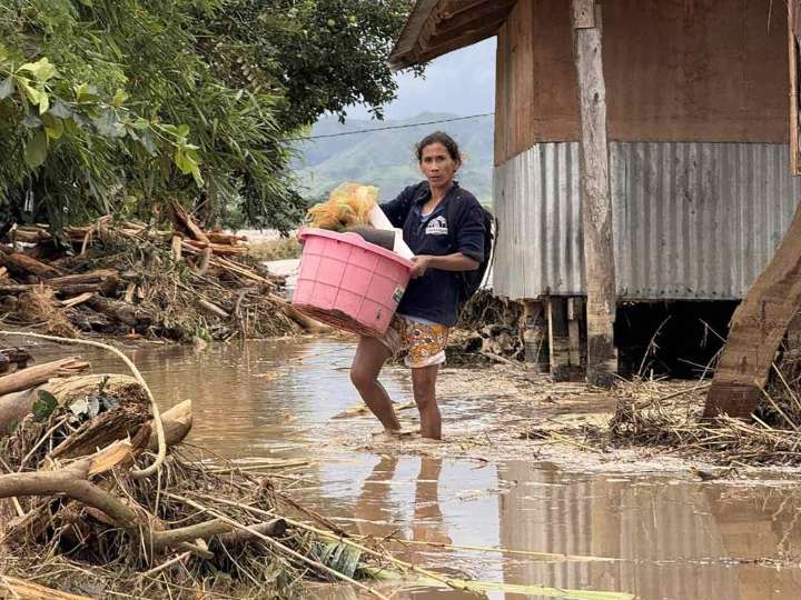 Typhoon Fung-wong hits Philippines, leaves 8 dead