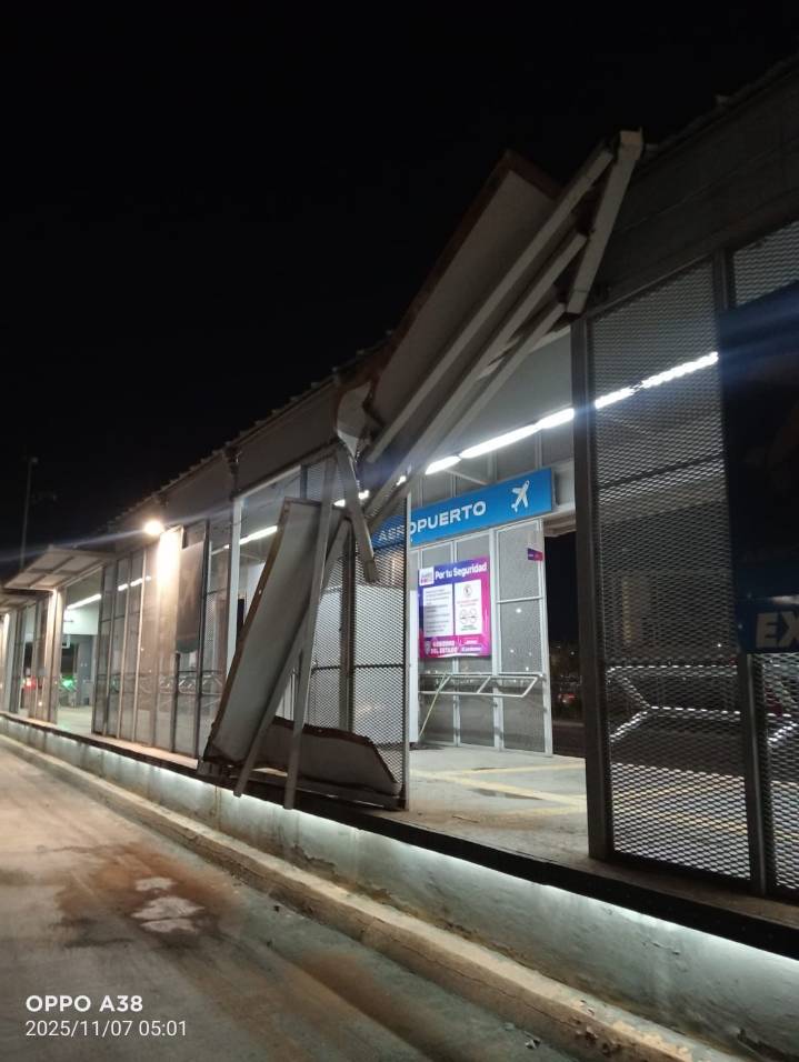 Tráiler daña estación Aeropuerto de JuárezBus