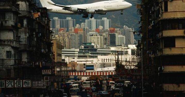 'World's scariest airport' forced pilots to make terrifying landings