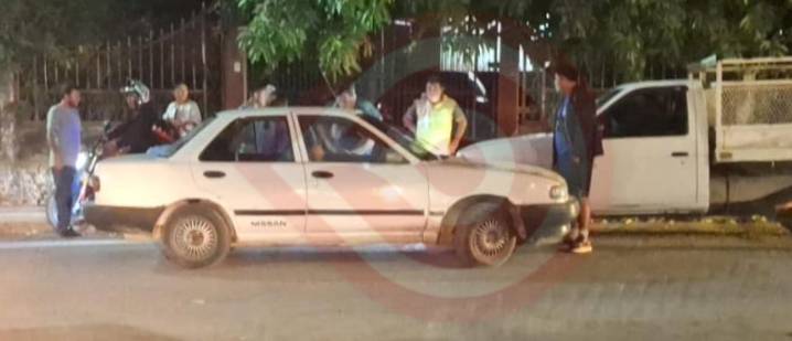 Choque de camioneta con automóvil dejó daños