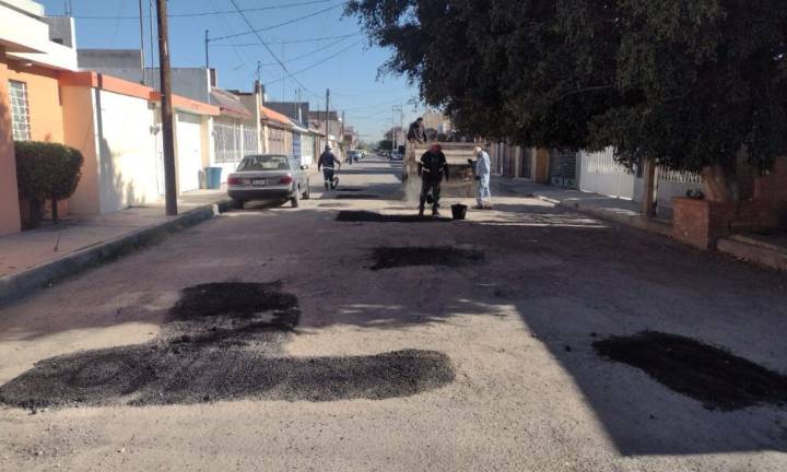 Ayuntamiento refuerza bacheo en más de 25 calles de SLP