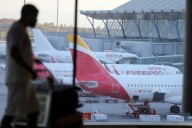 Venezuela, el vuelo imposible: medio centenar de pasajeros siguen varados en Barajas: "Pasan las horas y nadie nos da una solución. Llevamos días durmiendo en el aeropuerto"