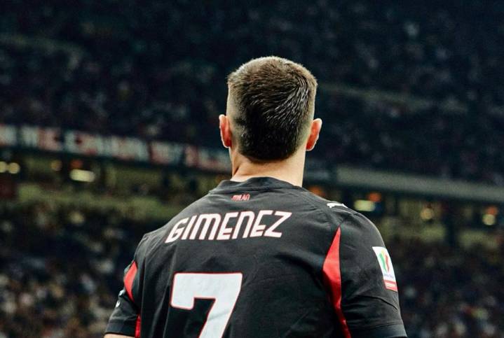 Santiago Giménez se detiene para sanar