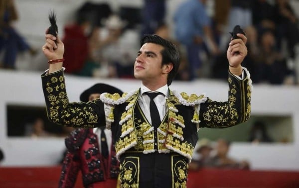 Enrique Colombo triunfa con tres orejas en la ‘Corrida de las Calaveras’