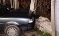 Perdió el control y se estrelló contra el paredón de una casa en Berisso