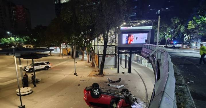 ¡Intentó frenar, pero no lo logró“: Así cayó una camioneta en Glorieta de Insurgentes