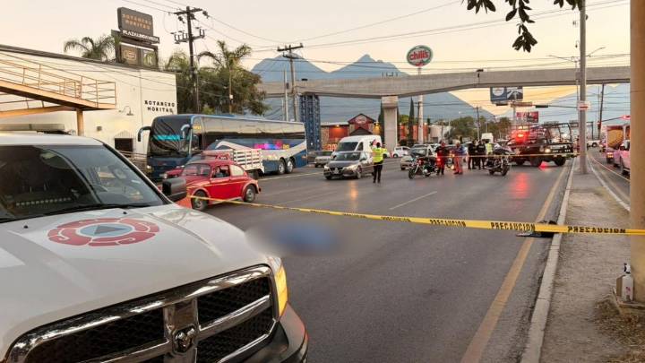 Muere hombre tras caer de puente en avenida de Monterrey