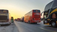 Tramo de la Panamericana Sur en Arequipa permanece bloqueado por deslizamientos y deja vehículos varados