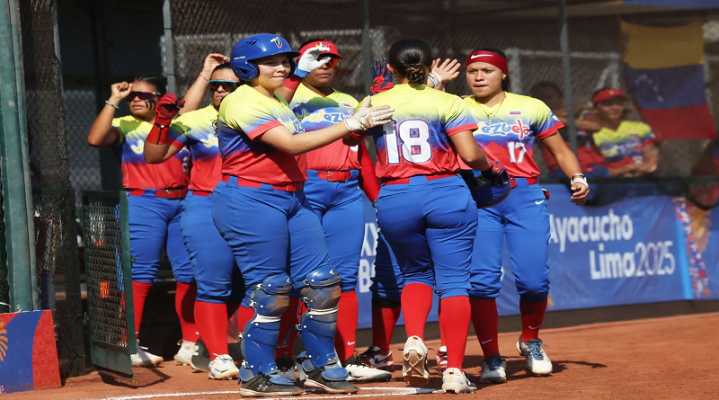 Sóftbol femenino se mantiene invicto en Lima